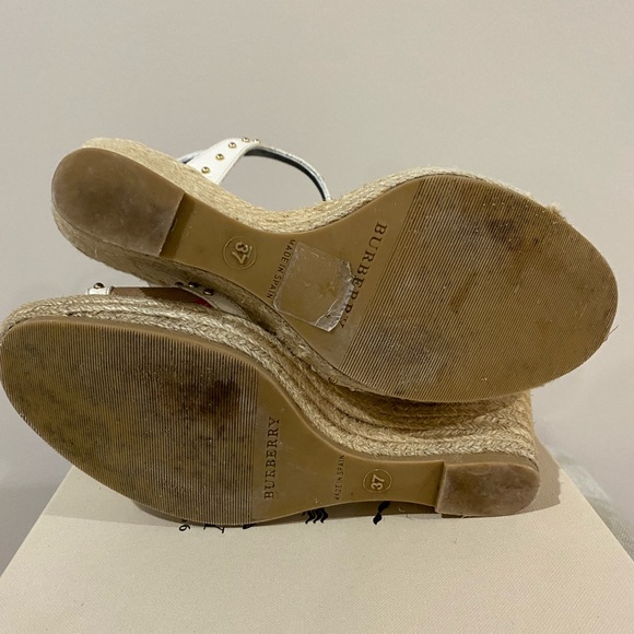 Burberry White and Tan Studded Women\'s Sandals
